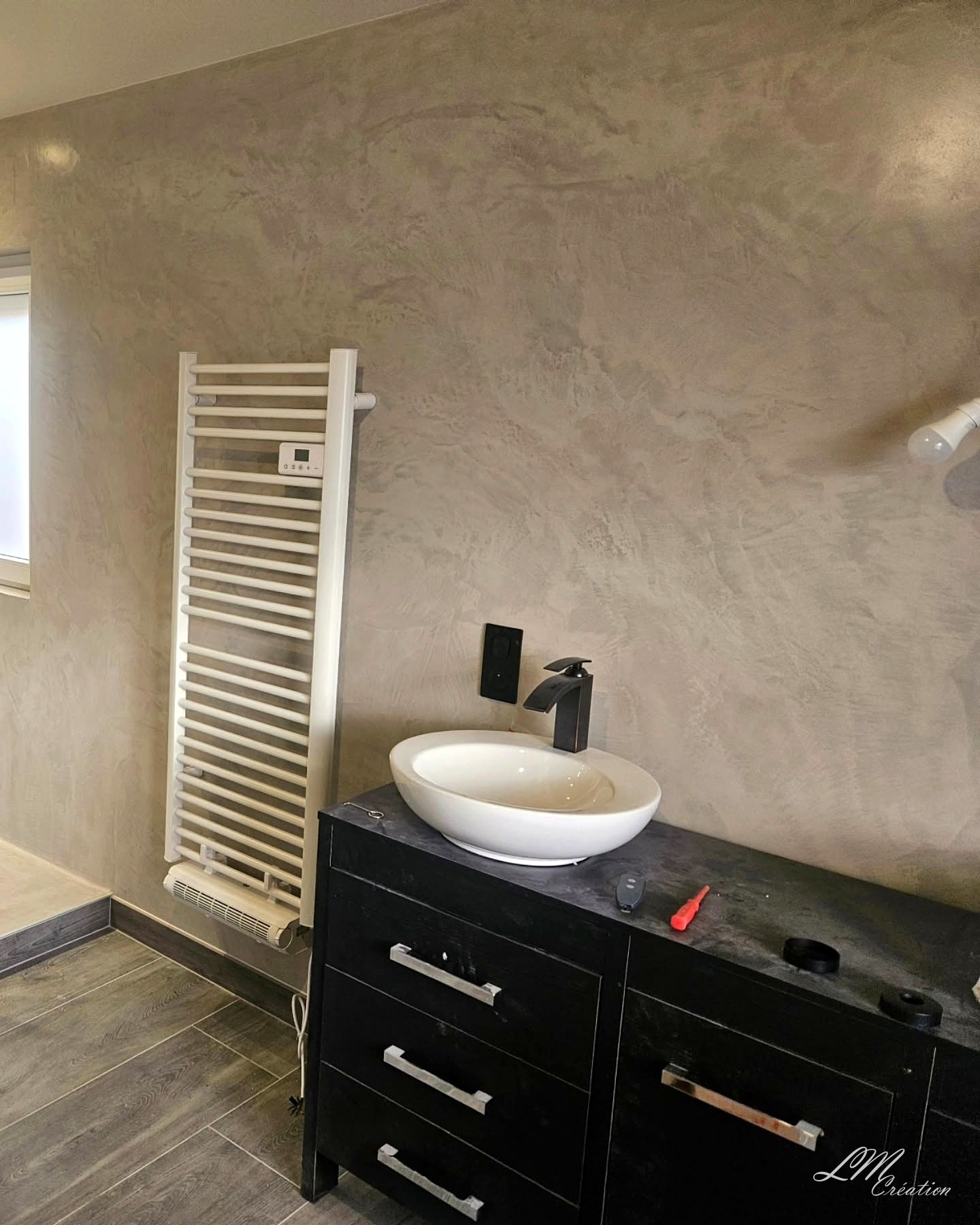Salle de bain clef en main en Béton ciré — AUDINCOURT — L.M CREATION (4/4)