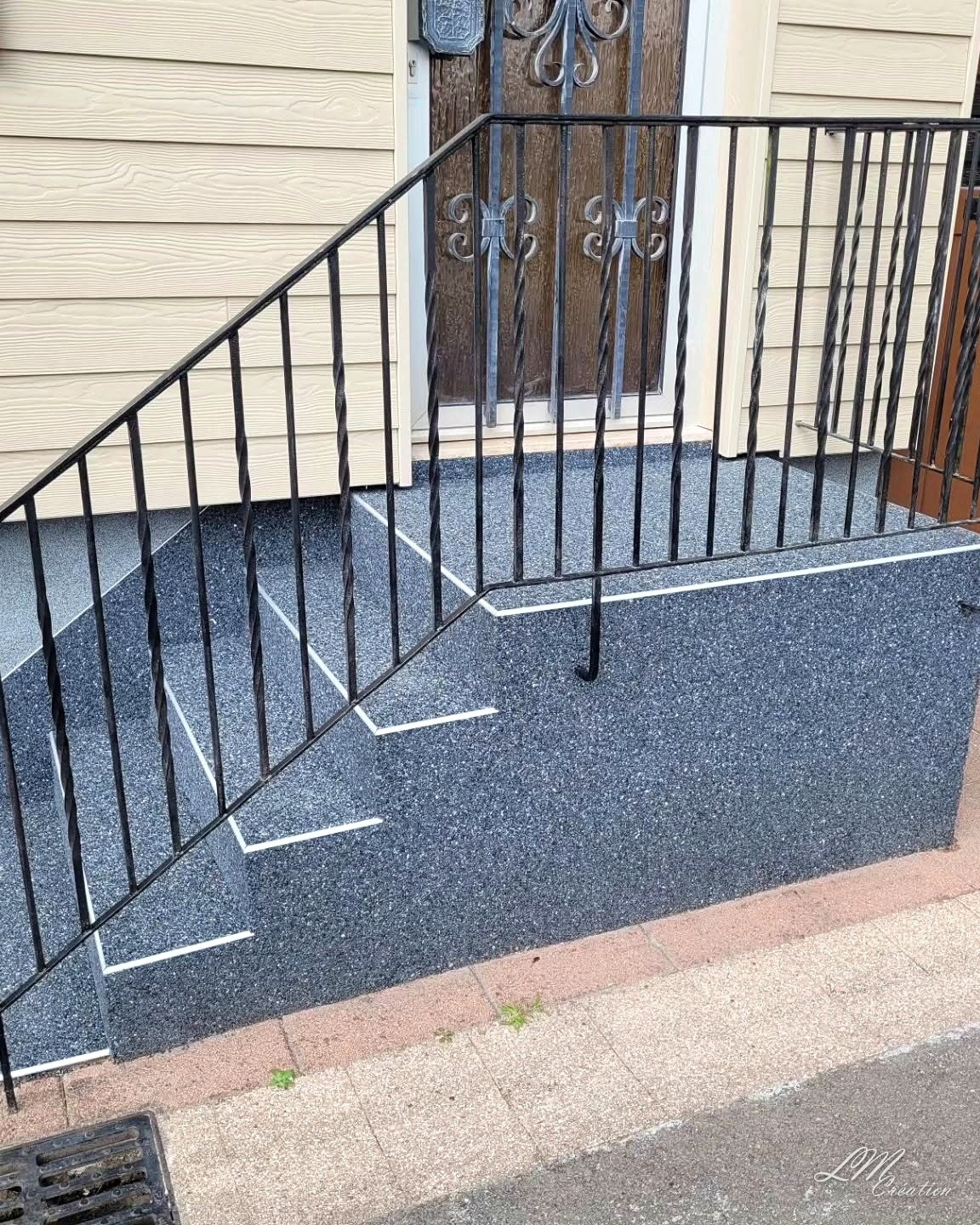 Rénovation d'escalier en tapis de marbre + soubassement en résine flake — AUDINCOURT — L.M CREATION (1/3)