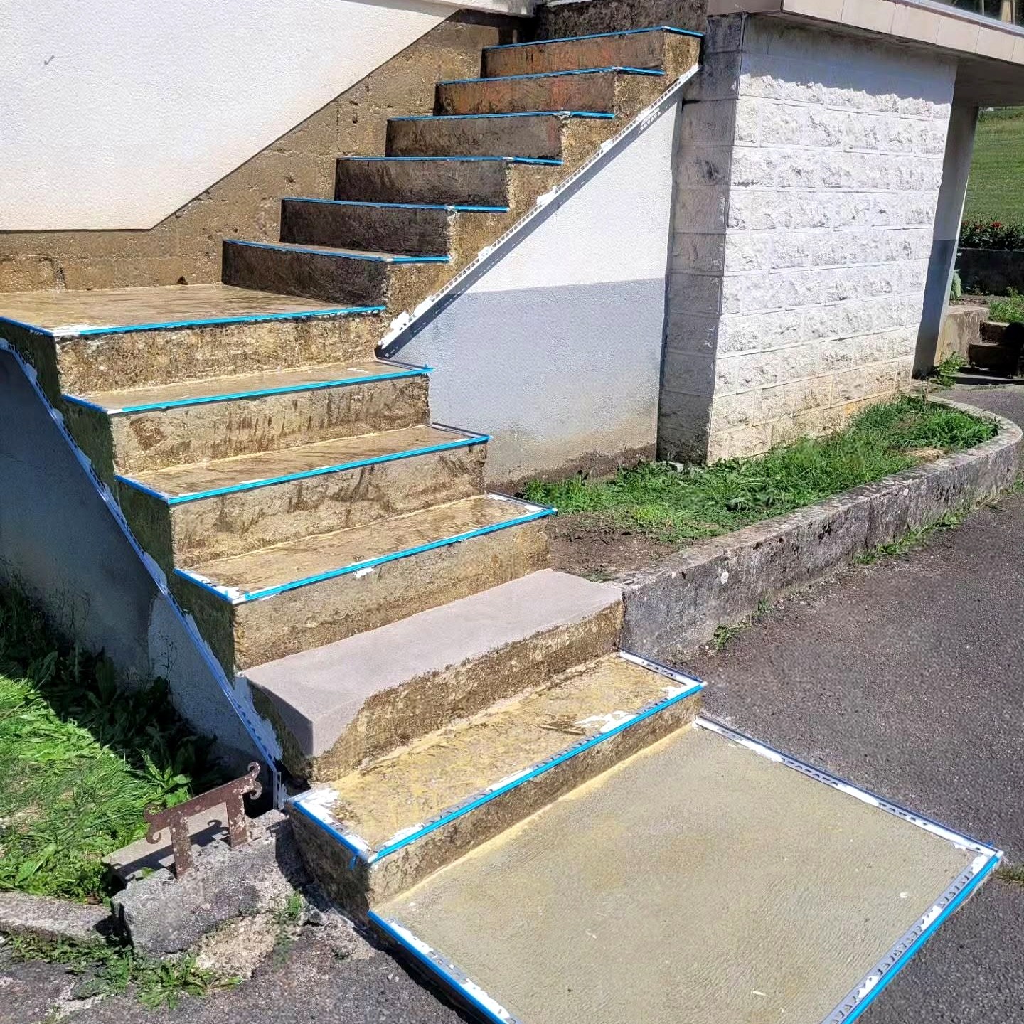 Rénovation d'un escalier extérieur en tapis de marbre — AUDINCOURT — L.M CREATION (1/2)