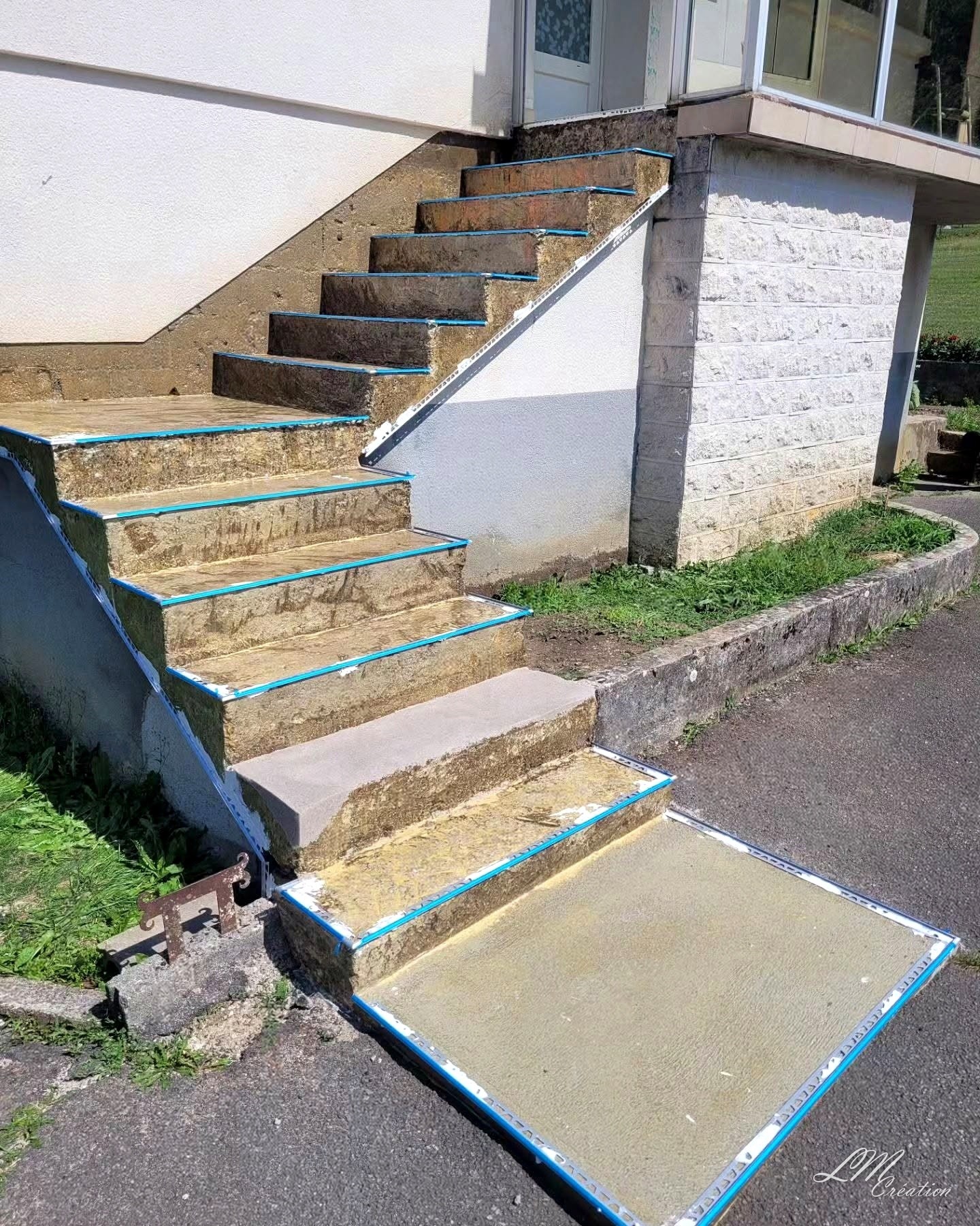 Rénovation d'un escalier extérieur en tapis de marbre — AUDINCOURT — L.M CREATION (5/5)
