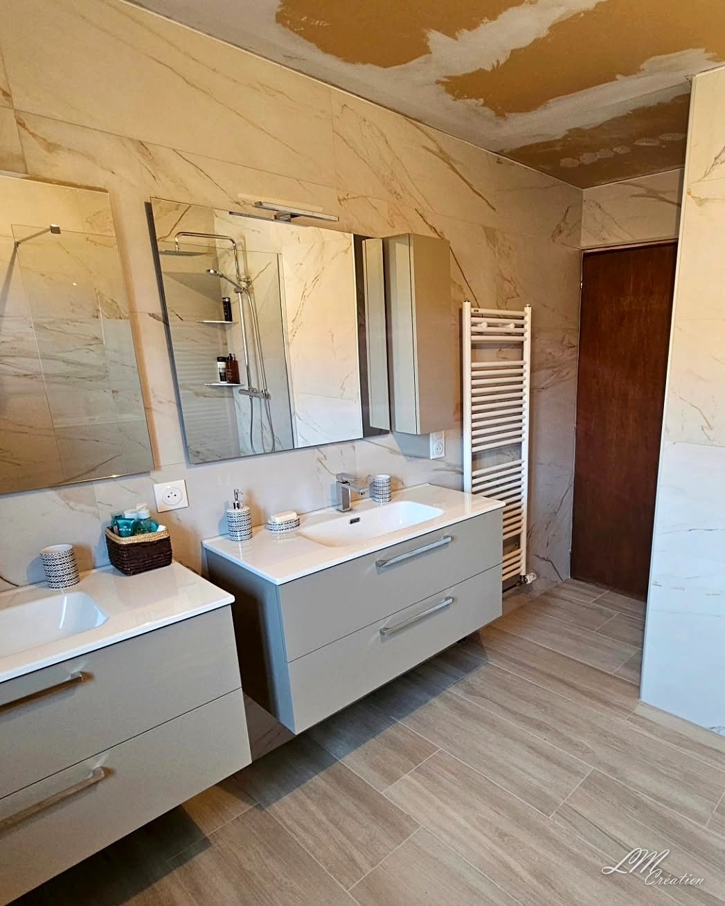 Salle de bain 🔑 en main carrelage ambiance naturelle — AUDINCOURT — L.M CREATION (2/6)