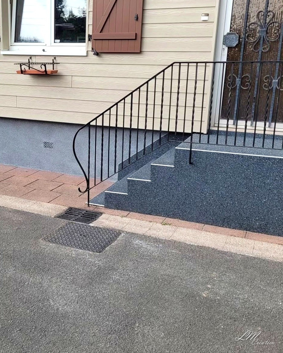 Rénovation d'escalier en tapis de marbre + soubassement en résine flake — AUDINCOURT — L.M CREATION (3/3)