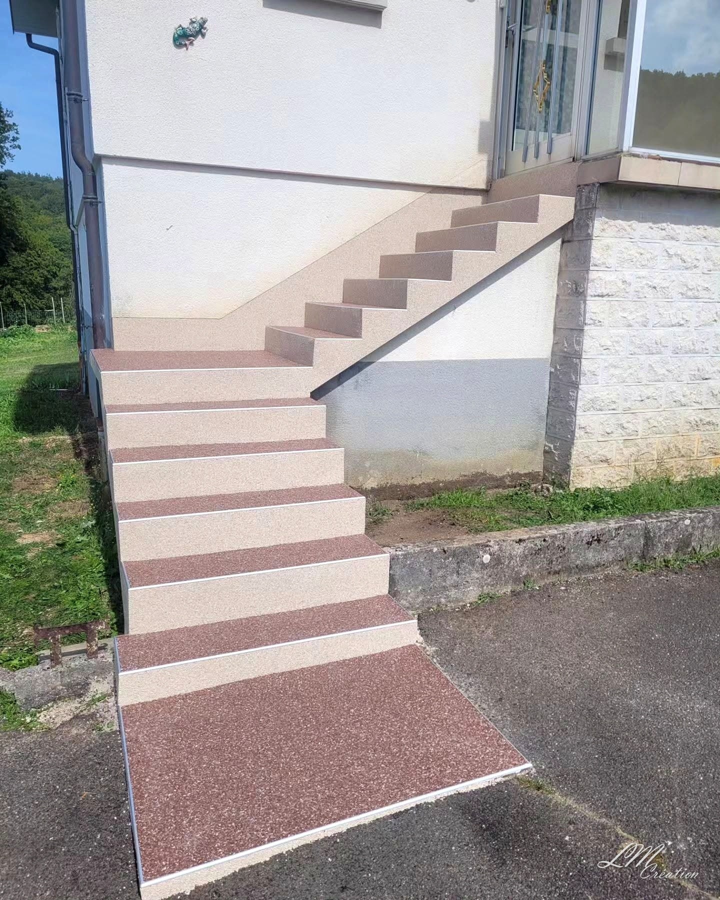 Rénovation d'un escalier extérieur en tapis de marbre — AUDINCOURT — L.M CREATION (2/5)