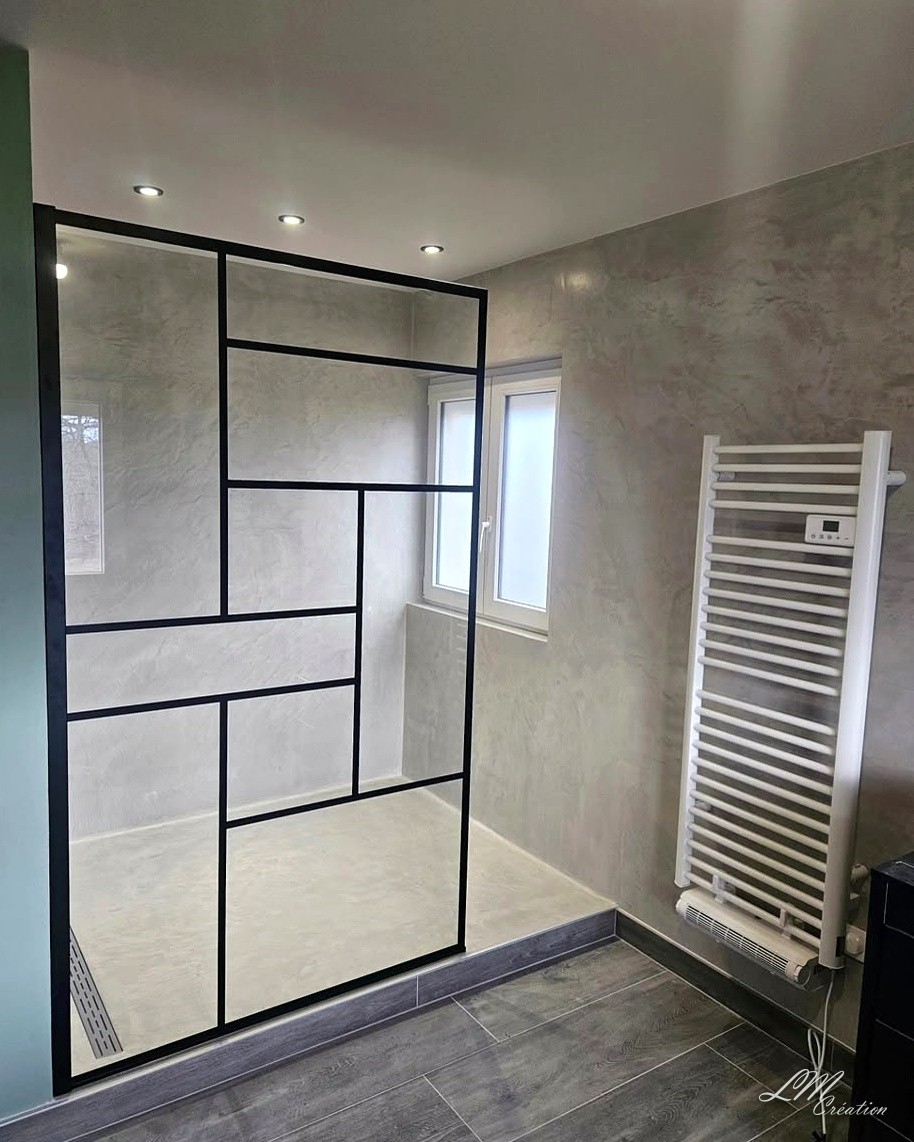 Salle de bain clef en main en Béton ciré — AUDINCOURT — L.M CREATION (1/4)