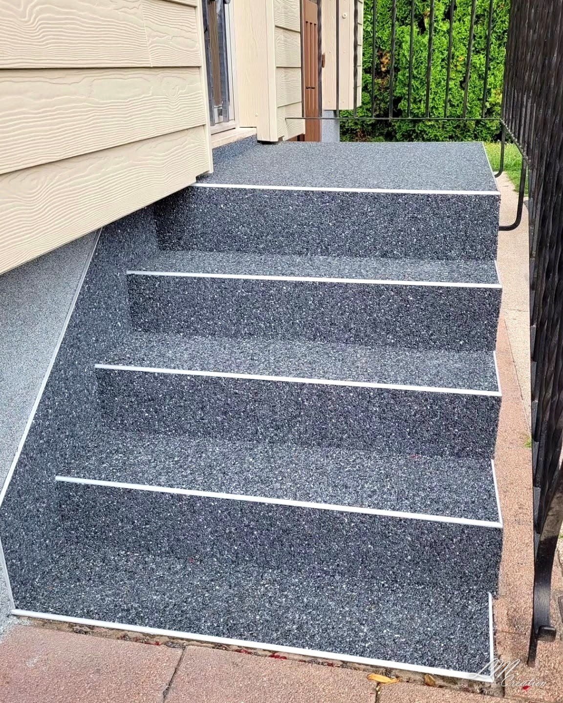 Rénovation d'escalier en tapis de marbre + soubassement en résine flake — AUDINCOURT — L.M CREATION (2/3)