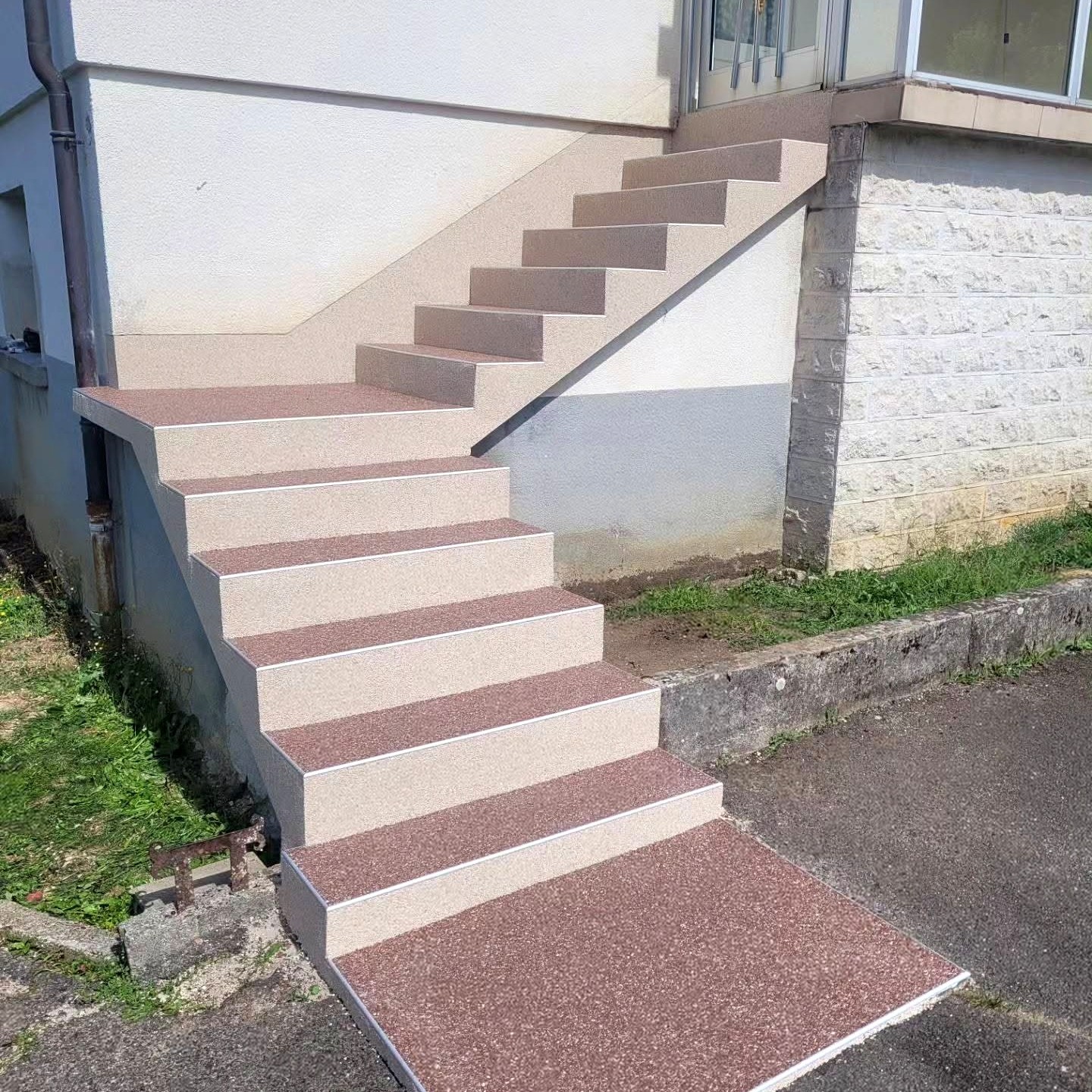 Rénovation d'un escalier extérieur en tapis de marbre — AUDINCOURT — L.M CREATION (2/2)