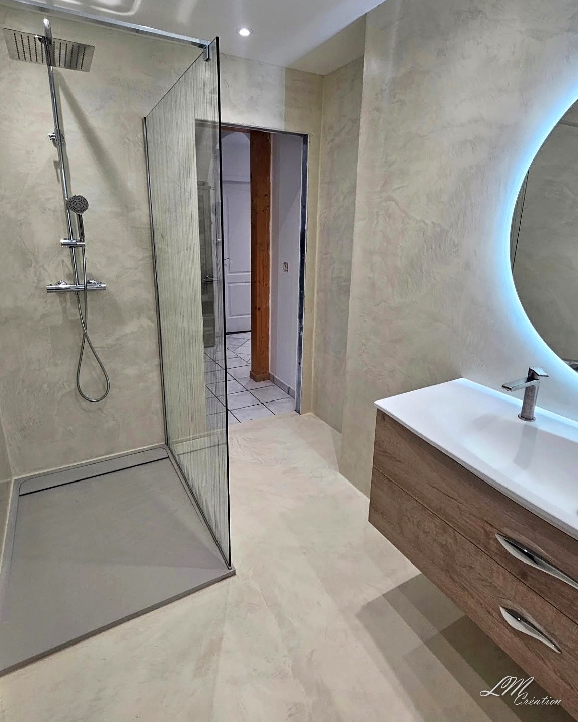 Salle de bain clef en main en Béton ciré — AUDINCOURT — L.M CREATION (2/4)
