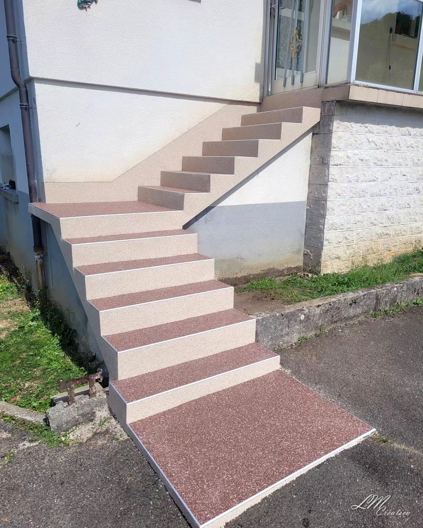 Rénovation d'un escalier extérieur en tapis de marbre — AUDINCOURT — L.M CREATION (4/5)