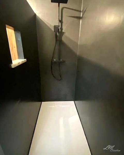 Salle de bain clef en main en Béton ciré — AUDINCOURT — L.M CREATION (3/5)