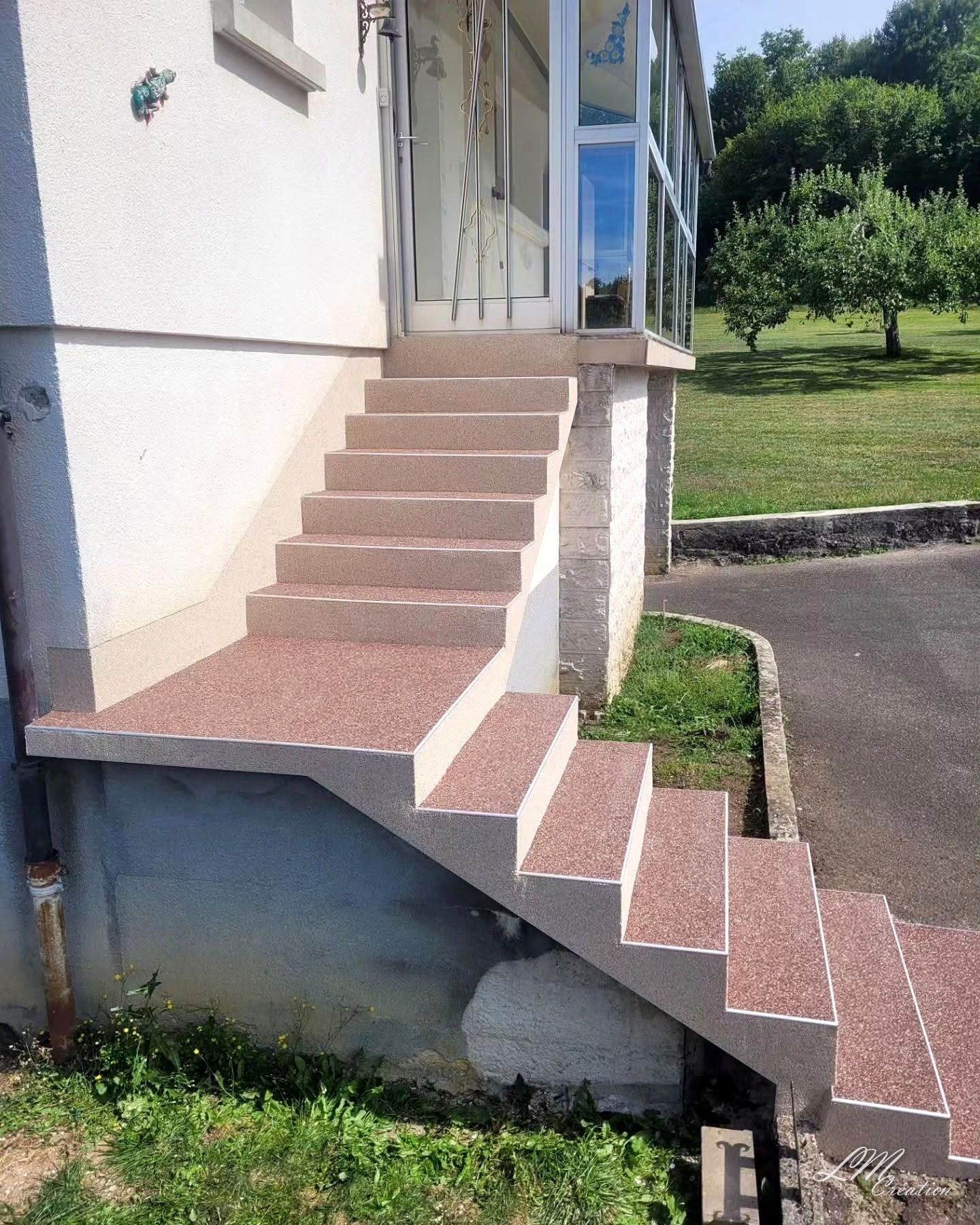 Rénovation d'un escalier extérieur en tapis de marbre — AUDINCOURT — L.M CREATION (3/5)